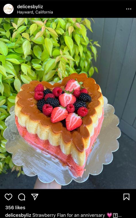 Strawberry Flan Cake, Chocoflan With Strawberries, Chocoflan Recipe Mexican With Box Cake, Fresa Flan Cake, Vegan Chocoflan, Chocoflan Decoration Ideas, Chocoflan Food Network, Chocoflan Cake, Choco Flan