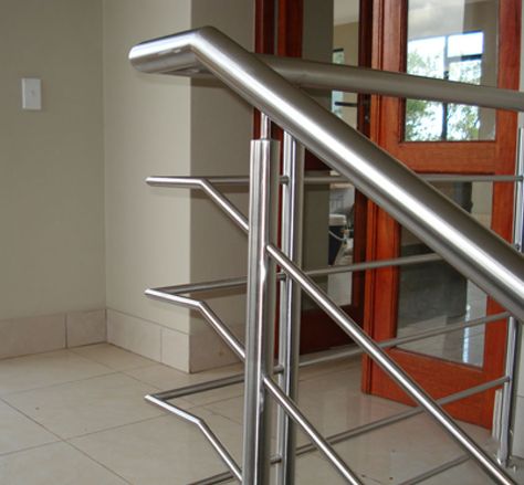 stainless steel staircase railing Pool Handrail, Staircase Metal, Stainless Steel Staircase, Steel Staircase, Stainless Steel Balustrade, Glass Handrail, Balustrade Design, Metal Stair Railing, Outdoor Handrail