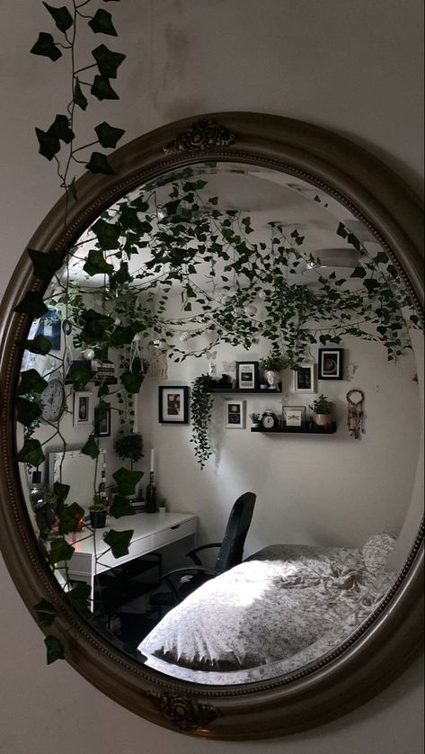 Weirdcore Bedroom, Aesthetic Zimmer, Dark Earthy Bedroom, Chill Room, Cute Diy Room Decor, Retro Room, Room Redesign, Pinterest Room Decor, Grunge Room