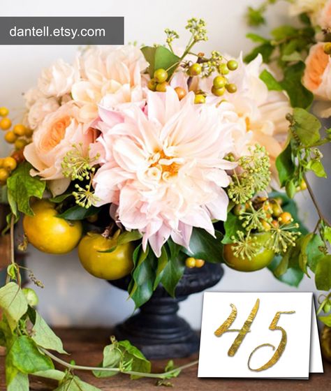 Don't miss this adorable free printable! These Gold Foil Printable Table Numbers are totally free and perfect for your wedding day! Dahlias Wedding, Flowers And Fruit, Fall Wedding Centerpieces, Wedding Floral Centerpieces, Flower Centerpieces Wedding, Tent Cards, Number Cards, Deco Floral, Table Number