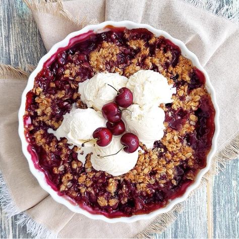 Cherry Crisp with Fresh Cherries Protein Gingerbread, Cherry Crisp Recipe, Vegan Stuffed Bell Peppers, Chicken Corn Chowder Recipe, Easy Bruschetta Recipe, Easy Gingerbread Cookies, Oatmeal Crisp, Cherry Bread, Gluten Free Blueberry Muffins