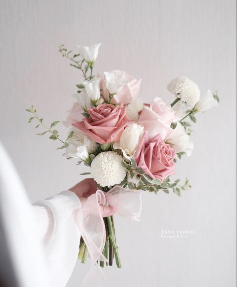 Light Pink Wedding Bouquet, Wedding Flower Types, Simple Wedding Bouquets, Bridal Jewels, Wedding Bouquets Pink, Bridal Bouquet Flowers, Pretty Wedding Dresses, Korean Wedding, Hand Flowers