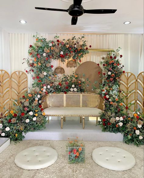 Dais Wedding, Pelamin Aesthetic, Pelamin Rumah, Pelamin Rustic Simple, Tema Kahwin Melayu Klasik, Pelamin Classic, Rustic Pelamin Wedding, Wedding Pelamin, Pelamin Tunang Simple