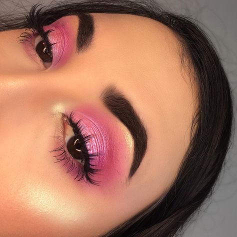 477 Likes, 11 Comments - Gina Mooney (@ginamooneymakeup) on Instagram: “Bubblegum bitch! Eyes- @morphebrushes 35B & @sugarpill Dollipop @shopvioletvoss Eye Da Hoe Brows-…” Hot Pink Eyeshadow Looks, Looks With Glasses, Bright Pink Eye Makeup, Hot Pink Eyeshadow, Pink Eyeshadow Looks, Bronze Eye Makeup, Bright Eye Makeup, Bridal Eye Makeup, Pink Eye Makeup