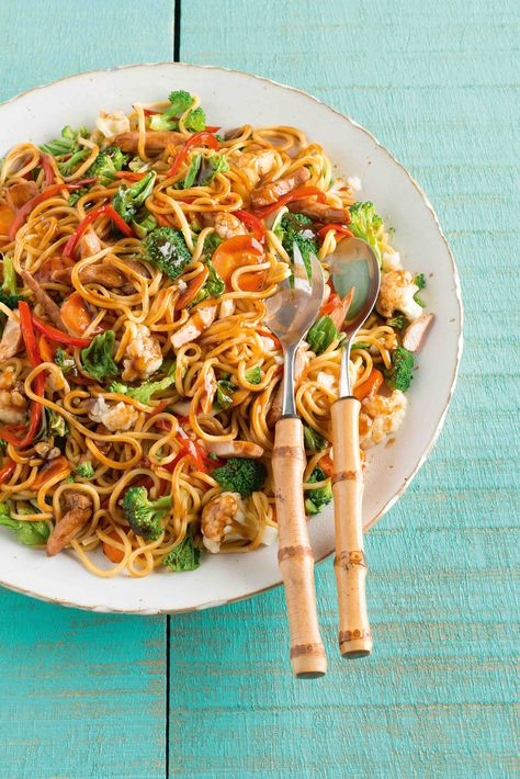 Receita de Yakissoba de Frango frango em tiras com legumes: cenoura, acelga e brócolis com MAGGI Caldo Legumes e molho de soja Vegan Noodles Recipes, Vegan Noodles, Noodle Dishes, Noodle Recipes, Delicious Vegan Recipes, Thai Recipes, Pad Thai, Easy Vegan, Hot Dog Buns