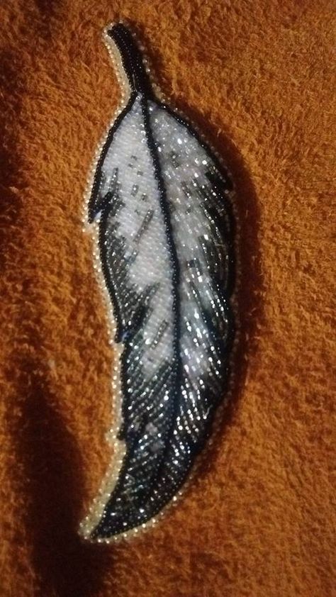 Beaded Feathers Native American, Indigenous Beading Ideas, Beaded Feather Pattern, Feather Beading, Beaded Feathers, Beaded Feather, Native American Beadwork Patterns, Seed Bead Jewelry Patterns, Beaded Flowers Patterns