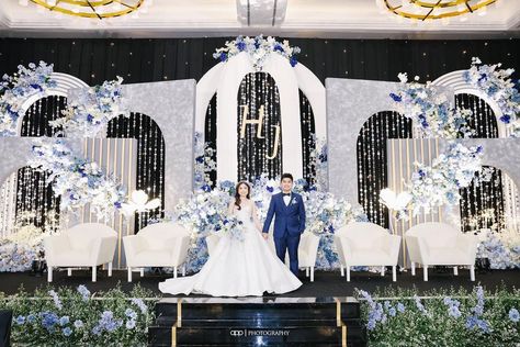 Blue Wedding Stage Decor, Dekor Pelaminan Modern, Pelaminan Aesthetic, Blue Wedding Backdrop, Dekor Pelaminan, Wedding Decorations Indoor, Pelaminan Modern, Reception Stage Decor, Baby Blue Weddings