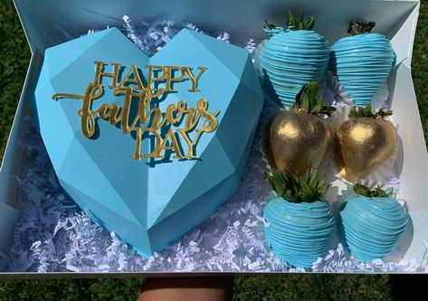 Fathers Day Sweets Treats Gift Ideas, Fathers Day Chocolate Strawberries, Fathers Day Strawberry Ideas, Father’s Day Treat Boxes, Father’s Day Chocolate Covered Strawberries, Fathers Day Treats, Father’s Day Strawberries, Father’s Day Treats, Craft Gift Basket