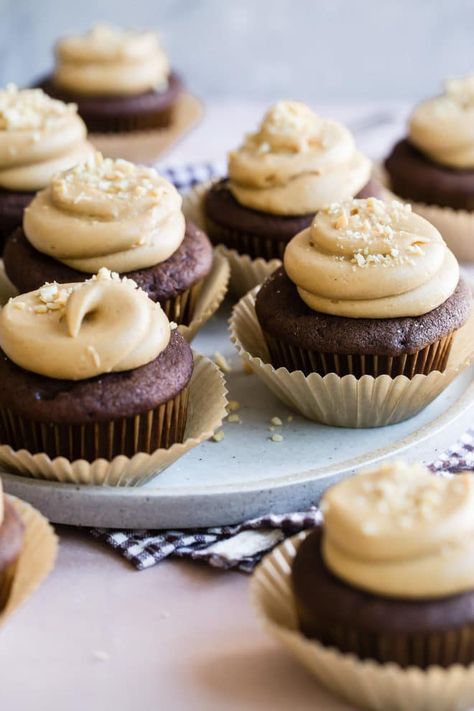 The most luscious, creamiest, most velvety peanut butter frosting is yours for the spreading. If you need peanut butter frosting for cupcakes, brownies, or a big chocolate cake, this is the recipe that wins all the prizes. Easy to make, easy to love, and oh, so hard to resist. Chocolate Cupcakes With Peanut Butter, Cupcakes With Peanut Butter Frosting, Peanut Butter Frosting Recipe, Chocolate Peanut Butter Cupcakes, Dark Chocolate Cupcakes, Keto Cupcakes, Butter Cream Cheese Frosting, Peanut Butter Cupcakes, Chocolate Peanut Butter Cake