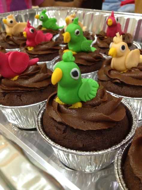 Parrot Cupcakes, Parrot Cake, Rainforest Birds, Bird Cake, Bird Party, Bird Cakes, Bird Wedding, Colorful Parrots, Fondant Figures