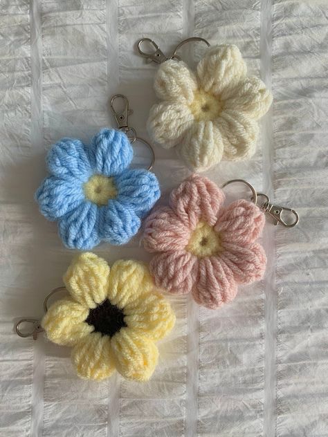 Crochet a daisy flower keychain with this easy pattern. Perfect for beginners, this project is quick and easy to Cute Crochet Ideas Flowers, How To Crochet Daisy Flower, Cool Things To Make And Sell, Cute Crochet Things To Sell, Cute Easy Crochet Gifts, Cute Little Crochet Gifts, Crochet Stuff To Sell Ideas, Crochet Cute Gifts, Crochet Flowers Keychain