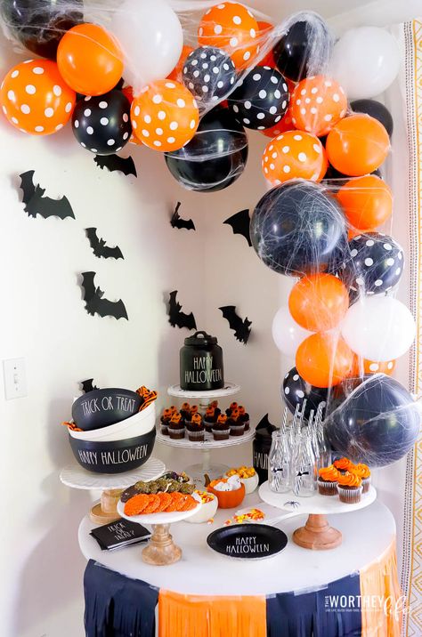 Black Halloween Party, Soirée Halloween, Halloween Themed Birthday Party, Bolo Halloween, Dekorasi Halloween, Easy Halloween Party, Halloween Fest, Halloween Party Decorations, Creepy Halloween Decorations