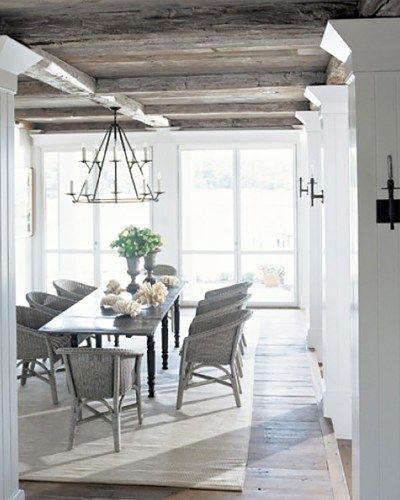 9 Noteworthy Rustic Wood Ceilings - COCOCOZY Dark Ceiling Beams, Casa Garage, Dark Ceiling, Cottage Dining Rooms, Country Dining Rooms, Wood Beam Ceiling, Beautiful Dining Rooms, Dining Room Inspiration, The Dining Room