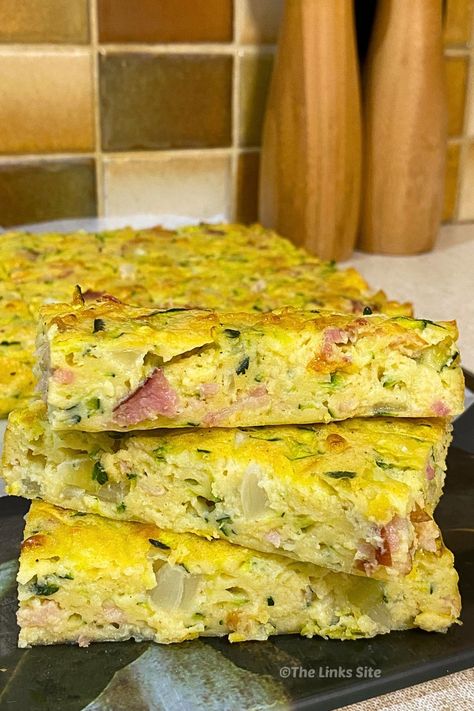 Got too much zucchini on your hands? No worries! Here is a super simple recipe that'll help you put it to delicious use in no time! The whole family will love this tasty Zucchini Slice! Easy Zucchini Slice, Chicken Recipes With Tomatoes, Recipe Zucchini, Chow Mein Recipe, Vegan Cheesecake Recipe, Slice Recipe, Zucchini Slice, Bacon And Cheese, Plant Based Cookbook