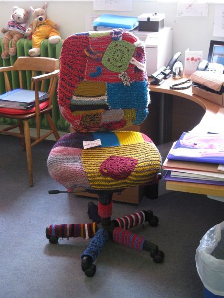 They Yarn Bombed The Head Teacher's Chair! #yarnbomb Chair Crochet, Teacher Chairs, Crochet Chair, Knitting Club, Knitted Items, Work Chair, Crochet Art, Crochet Home, Chair Cover