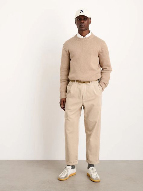 Pleated Chinos Men, Pleated Pants Outfit, Pleated Denim Pants, Pleated Pant, Classy Outfits Men, Beige Pants, Mens Pants Fashion, Mens Chinos, Winter Fits