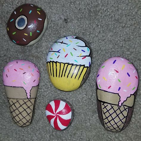 Painted rocks- food-by @meganbarre Rock Kunst, Stone Drawing, Art Pierre, Painted Rocks Kids, Painted Rocks Craft, Painted Rocks Diy, Rock Painting Ideas Easy, Rock Painting Patterns, Rock Decor