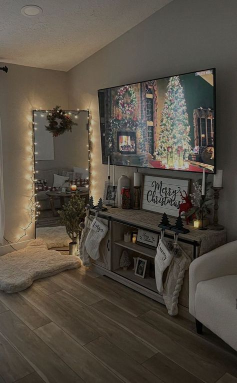 Cozy Christmas Home Aesthetic, Winter Apartment Aesthetic, Christmas Aesthetic Apartment, Ideas Decoracion Navidad, Cozy Christmas Living Room, Christmas Decorations Apartment, First Apartment Decorating, Cozy Christmas Decor, Christmas Apartment