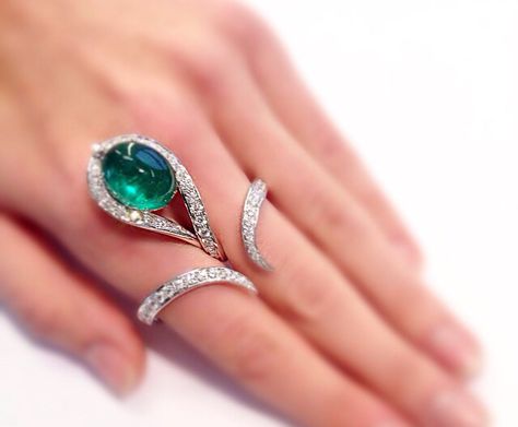 Scavia Emerald ring Rhodium Jewelry, Jewelry Cheap, Bijoux Art Nouveau, Bling Rings, Emerald Jewelry, Finger Ring, Pretty Jewellery, Emerald Ring, Schmuck Design