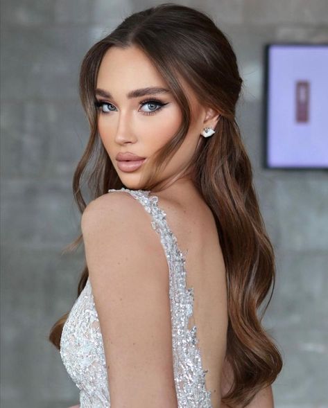 Bridal Hair Styles Half Up Half Down, Bridal Half Up Hair, Hairstyles For Engagement Bride, Half Up Half Down Hair Bride, Trending Hairstyles 2024, Bridal Half Up Half Down Hair, 70 Hair Styles, Latina Hair Styles, Hair Styles Latina