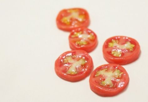 This is a cute way of getting very realistic tomato slices. Being a caner, I’d probably add a lot more of the colouring detail to the cane instead of doing it to individual slices but I have … Realistic Polymer Clay Food, Tomato Slice, Miniature Food Tutorials, Polymer Clay Cane Tutorial, Miniature Foods, Fimo Polymer Clay, Doll Food, Polymer Clay Canes, Polymer Clay Diy