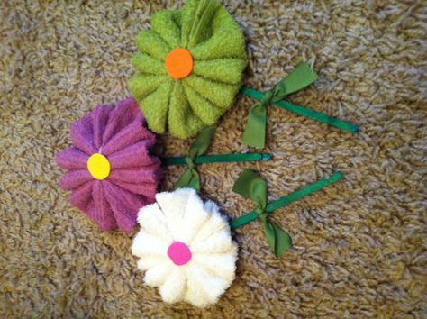 Face washer flowers Towel Origami, Cloth Art, Wash Cloth, Cheap Gifts, Diy Projects To Try, Washing Clothes, Easy Crafts, Washer, Mother’s Day