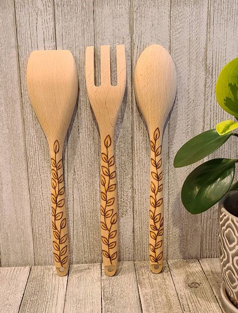 Wood Burned Utensil Set Salad Serving Set Kitchen Cooking - Etsy Wood Burned Cooking Spoons, Wood Burned Kitchen Utensils, Wood Burning Spoons Ideas, Wood Burning Gifts, Diy Kitchen Utensils, Wood Burned Gifts, Beginner Wood Burning, Wood Burn Spoons, Woodburning Ideas