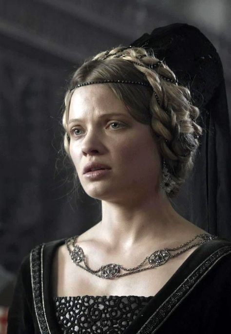 The Hollow Crown - Henry V part - princess/queen Katherine Catherine Of Valois, Melanie Thierry, Chaning Tatum, Hollow Crown, Les Miserables 2012, The Hollow Crown, Henry V, Celtic Hair, Captain Corellis Mandolin