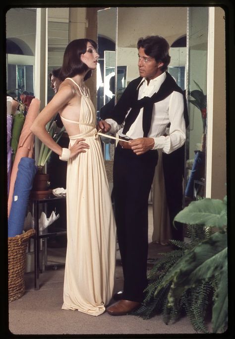 The enduring legacy of 70s disco designer Halston | Fashion | The Guardian Halston Vintage, Halston Dress, Bianca Jagger, Anjelica Huston, Glamour Vintage, Liza Minnelli, 70s Disco, American Fashion Designers, Studio 54