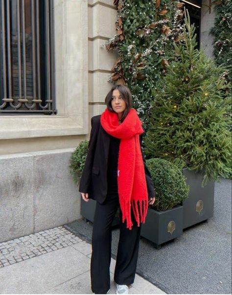 Red Muffler Outfit, Blazer With Scarf Outfit, Christmas Scarf Outfit, Red Scarf Outfit Winter, Red Scarf Aesthetic, Red Scarf Outfit, Ny Fits, Scarf Outfit Winter, Aw 2024