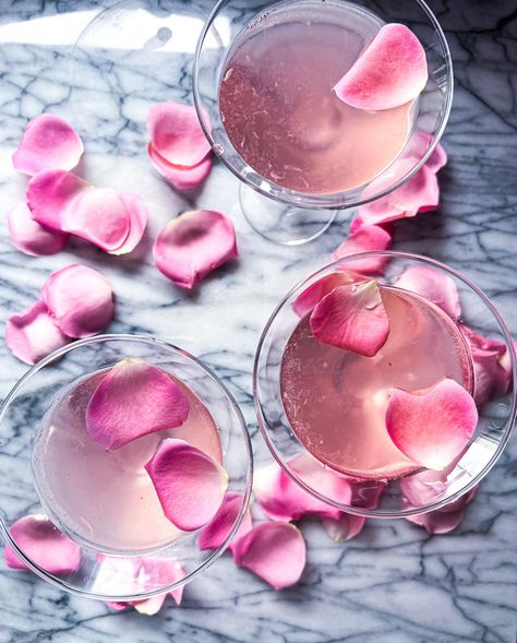 The Lychee Rose and Gin Martini – the pinnacle of romantic beverages. This martini transcends mere libation; it embodies the essence of romance Grenadine Cocktail, Clean Cocktails, Lychee Fruit, Juice Ice, Fresh Rose Petals, Martini Shaker, Romantic Dinner For Two, Pink Cocktails, Pink Martini