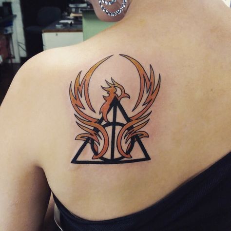 This Deathly Hallows tattoo is perfect! Female Harry Potter, Phönix Tattoo, Hp Tattoo, Potter Tattoo, Phoenix Tattoo Design, Harry Potter Tattoo, Harry Potter Tattoos, Phoenix Tattoo, Tattoo Feminina