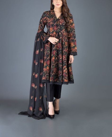 Latest Short Frock Pakistani Frock Design, Lace Dress Design, Velvet Dress Designs, Pakistani Designer Suits, Pakistani Fashion Casual, Pakistani Dresses Casual, Pakistani Fashion Party Wear, Girls Frock Design, Kurta Designs Women