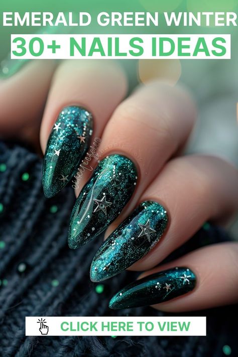 A dark green nail design that fades into a glittery gradient, combining emerald and gold for a dazzling effect. The long shape adds a dramatic touch, perfect for making a statement at holiday events. Emerald City Nails, Green Winter Nails, Green Christmas Nail Ideas, Nails Emerald, Emerald Green Nails, Green Christmas Nails, Winter Nails Art, Festive Holiday Nails, Snow Nails