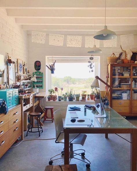 Art Workshop Studio, Artist Office, Garage Art Studio, Live Work Studio, Studio Vibes, Crafting Room, Design Studio Workspace, Art Studio Space, Art Studio Room