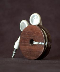 Valentines Day Gift Ideas for Traveling Couples | http://www.whoneedsmaps.com Gift Ideas For Valentines Day, Earphone Organizer, Wood Headphones, Travel Gift Ideas, Earbud Holder, Earphones Holder, Nerd Fashion, Diy Holder, Romantic Gifts