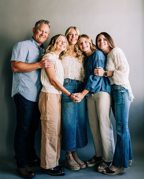 Seems like the perfect day to share this cozy indoor family shoot! ❄️ Even though it feels too soon, indoor shoots are the perfect alternative if you put off your outdoor family photos! 🤟🏼 #utahcountyphotographer #utahfamilyphotographer #lifeofaphotographer #indoorfamilyphotography #indoorphotoshoot #indoorphotography #lifestylefamilyphotography #photographytips Indoor Family Photos Large Group, Adults Family Photoshoot, Outdoor Family Photos Winter, Family Photos Adults, Family Picture Outfits Winter, Family Pictures Indoor, Family Photos Adult Children, Indoor Family Pictures, Family Photos With Adult Children