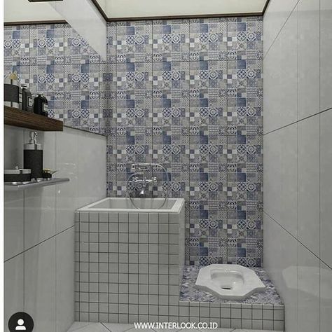 INSPIRASI DEKORASI RUMAH UNIK di Instagram "yang lebih nyaman pake closet jongkok masih banyak kan yak? 😁😁 . . . Yuk temukan inspirasi rumah idaman kamu lainnya Follow:…" Bilik Air, Minimalist Bathroom Design, Small Bathroom Makeover, Bathroom Tile Designs, Toilet Design, Bathroom Design Decor, Bathroom Inspiration Decor, Simple Bathroom, Bathroom Layout