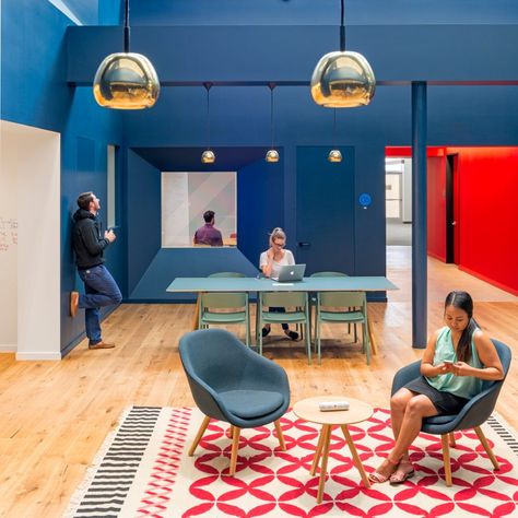 beats-by-dre-colourful-headquarters-los-angeles-bestor-architecture-office-interiors-col Commercial Office Design, Blue Office, Office Space Design, Corporate Interiors, Beats By Dre, Cool Office, Workplace Design, Office Workspace, Commercial Office