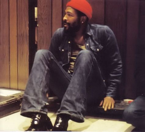 Marvin Gaye, red hat, jeans, sitting Denim Shirt Outfit, Foreign Celebrities, Hippy Style, Old School Music, Soul Singers, Toni Braxton, Marvin Gaye, Black Music, Handsome Actors