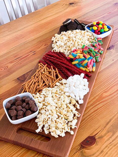 Simple Snack Board Ideas, Snack Bored Ideas, Snack Charcuterie Board Ideas For Kids, Family Platter Ideas, Charcuterie Board Snack Ideas, Fry Charcuterie Board Ideas, Easy Board Night Ideas, Chips Charcuterie Board Ideas, Charcuterie Board Teen Party