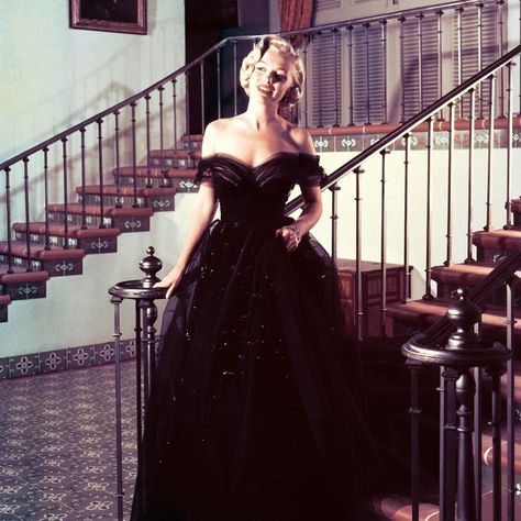 Marilyn Monroe at the 23rd Academy Awards in 1951- For her one and only appearance at the Oscars, where she presented the Academy Award for Best Sound Mixing, Monroe chose an ultra-glamorous, black off-the-shoulder princess dress. The gown was reportedly created for Italian actress Valentina Cortese for the 1951 film The House on Telegraph Hill. #MarilynMonroe #Oscars @theacademy Marilyn Monroe Red Carpet, Vintage Hollywood Dresses, Nice Black Dress, Marilyn Monroe Dress, Monroe Dress, Marilyn Dress, Hollywood Vintage, Marilyn Monroe Fashion, Black Ball Gown