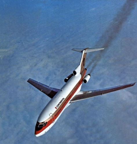 Old Airplane Aesthetic, Airplane Landing Aesthetic, Japan Airplane, Retro Aviation, Vintage Airline Ads, Continental Airlines, Airlines Branding, Airplane Photos, Commercial Plane