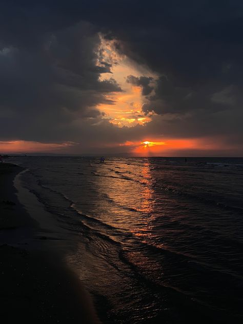 Sunsets By The Beach, Sea Sunset Photography, Dark Sunrise Aesthetic, Sunset Beach Photos Aesthetic, Evening Beach Aesthetic, Dark Beach Sunset, Charli Core, Beach Dark Aesthetic, Sunset Dark Aesthetic