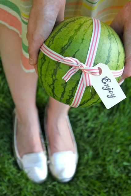 Hostess Gifts Summer, Entertaining Hacks, Watermelon Gift, Rustic Flags, Pink Cupcakes, Painted Mason Jars, Summer Gift, Homemade Gifts, Hostess Gifts