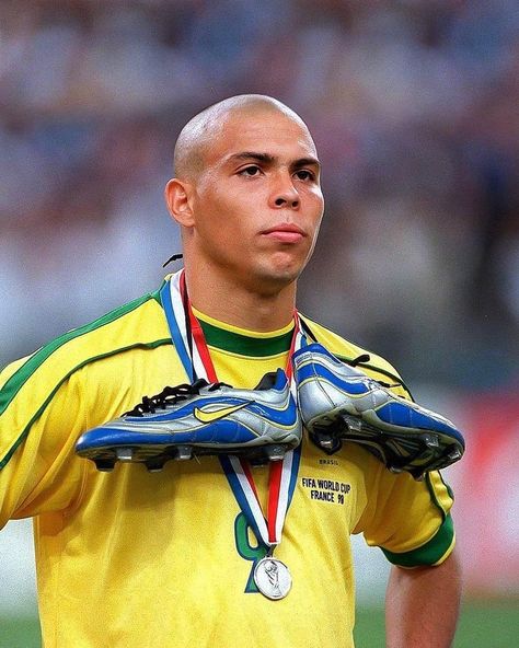 Ronaldo R9, Ronaldo Ronaldinho, Ronaldo 9, Brazilian Football, Ronaldo Pictures, Football Players Photos, Legendary Pictures, Football Images, Rap Aesthetic