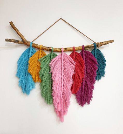 Wool Crafts Diy Wall Art, Feather Macrame, Macrame Wedding Decor, Pompon Diy, Wool Crafts Diy, Macrame Feather Wall Hanging, Rainbow Backdrop, Diy Room Decor Videos, Yarn Wall Art