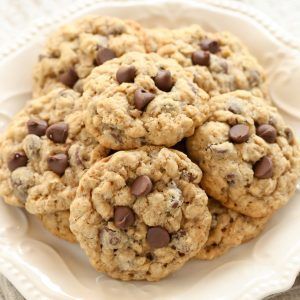 Soft and Chewy Oatmeal Chocolate Chip Cookies Cookies For Diabetics, Chewy Oatmeal Chocolate Chip Cookies, Oatmeal Chocolate Chip Cookie, Cinnamon Baking, Oatmeal Chocolate Chip Cookie Recipe, Biscuits Diététiques, Resep Smoothie, Donut Muffins, Oatmeal Chocolate Chip