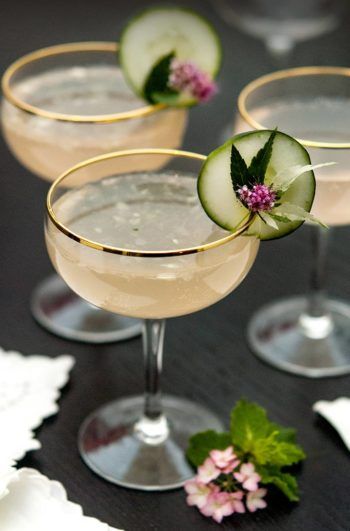 3 gold-rimmed cocktails, garnished with cucumber slices with flowers on a black table. Pink Grapefruit Cocktail, Grapefruit Cocktail Recipes, Grapefruit Cocktail, Fancy Cocktails, Cocktail Garnish, Cucumber Recipes, Bridal Shower Food, Fall Cocktails, Pretty Drinks