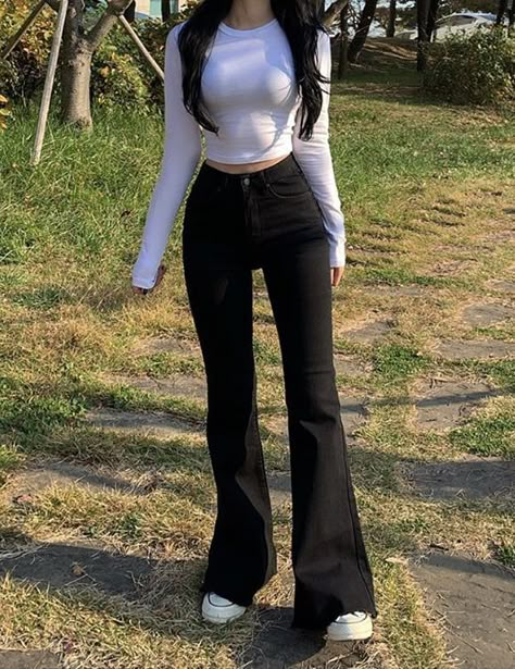 Simple Dark Outfits, Black Bootcut Pants Outfit, Pizza Date Outfit, Black Bootcut Jeans Outfit, Black Flared Jeans Outfit, Flare Jeans Outfit, Mode Zara, Outfit Simple, Korean Casual Outfits